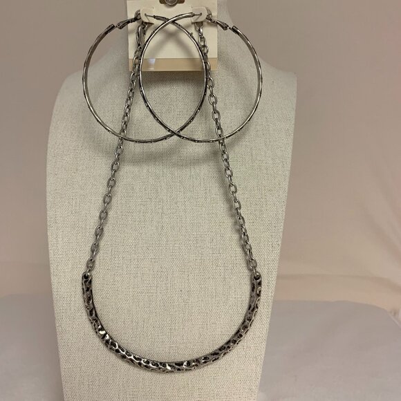 Fashion Jewelry Set Silver-Tone Hammered Neckline Chocker and Pierced Earring - Picture 1 of 3